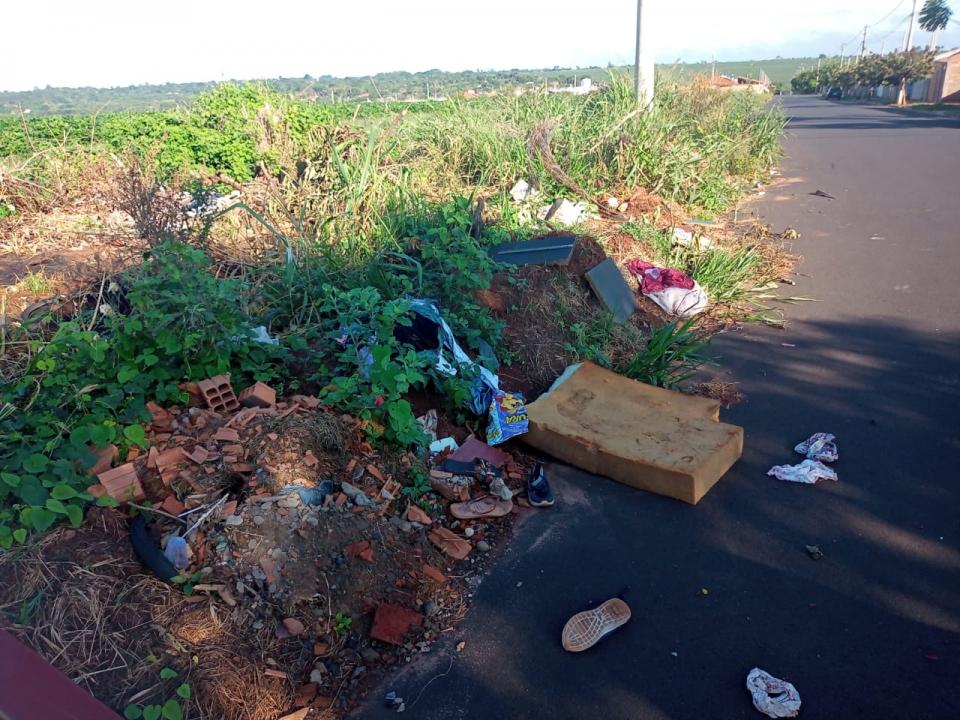 Foto 2 de 10 — Terrenos viram lixão a céu aberto no Valle Verde